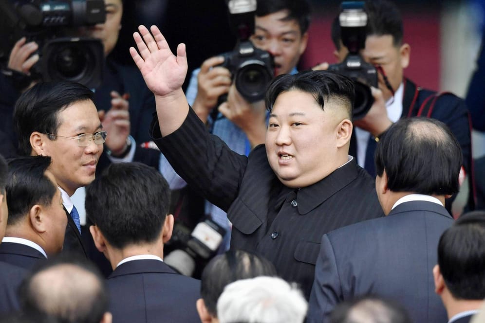 Kim Jong Un winkend in Menschenmenge: Nordkoreas Machthaber Kim Jong Un werde bald eine Erklärung zu seinem künftigen Kurs abgeben.