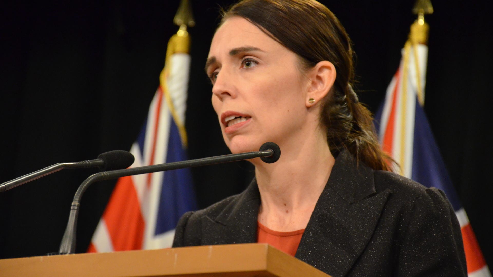 Premierministerin Jacinda Ardern spricht auf einer Pressekonferenz.