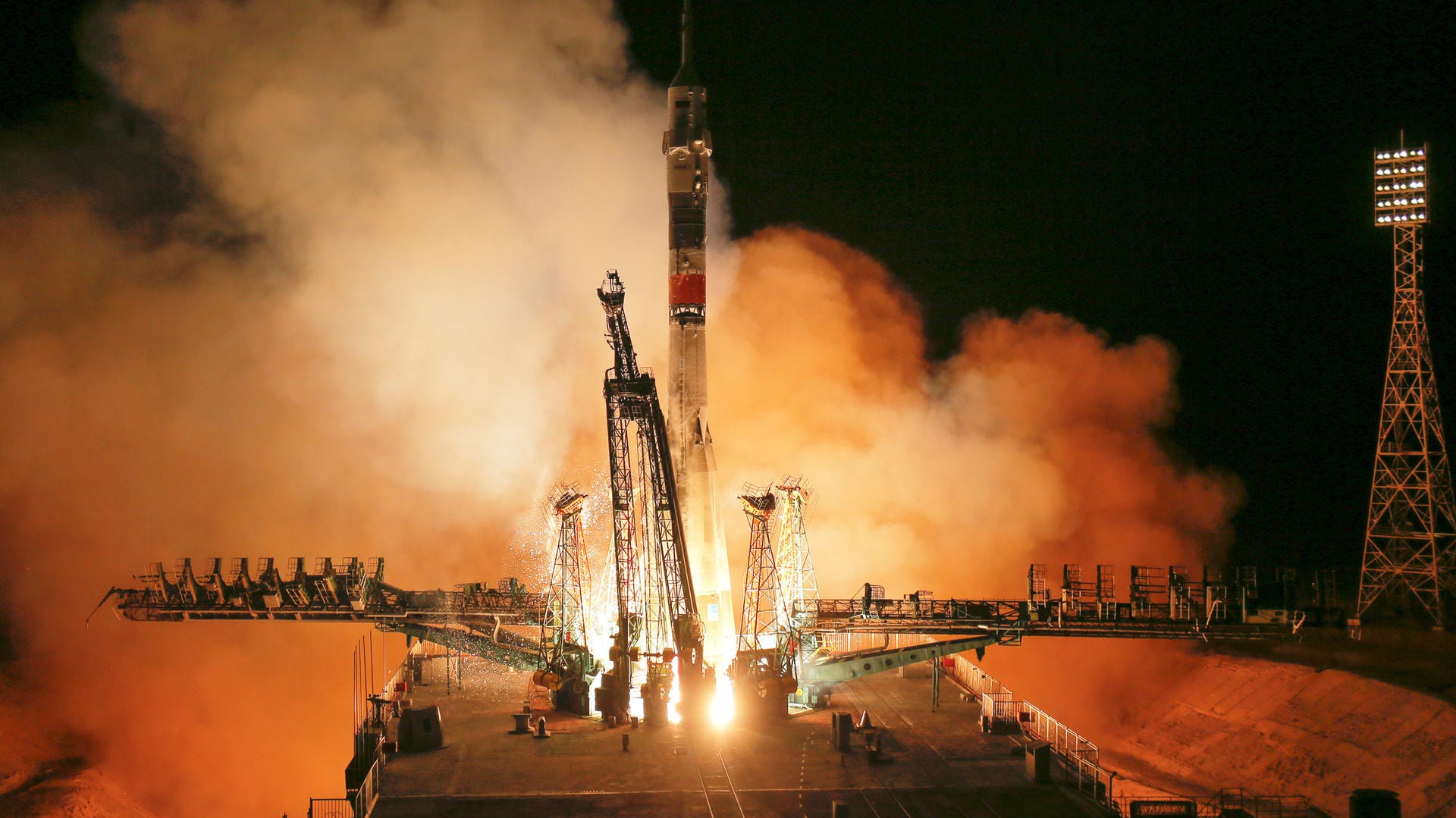 Eine Sojus-Rakete, Flug Sojus MS-12: Die Rakete startet mit den Raumfahrern Alexej Owtschinin von Roskosmos, Nick Hague und Christina Koch von der Nasa an Bord. Eine Sojus-Rakete, Flug Sojus MS-12: Die Rakete startet mit den Raumfahrern Alexej Owtschinin von Roskosmos, Nick Hague und Christina Koch von der Nasa an Bord.