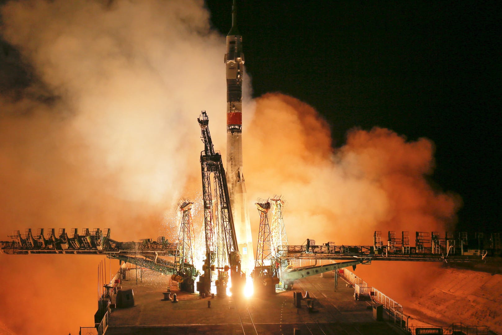 Eine Sojus-Rakete, Flug Sojus MS-12: Die Rakete startet mit den Raumfahrern Alexej Owtschinin von Roskosmos, Nick Hague und Christina Koch von der Nasa an Bord.