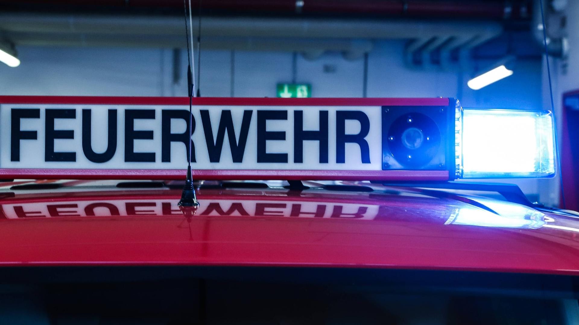 Feuerwehrschild eines Einsatzwagens mit Blaulicht (Symbolbild): Wegen der starken Rauchentwicklung sei die Autobahn zuerst ganz gesperrt worden.