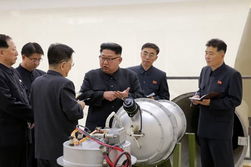 Nordkoreas Staatschef Kim Jong Un neben einem Sprengkopf: Nach Ansicht von Experten hat Pjöngjang bislang nicht wesentlich abgerüstet.