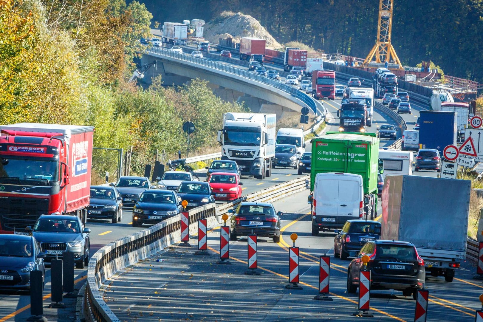 Stau auf der Autobahn: Baustellen sorgen dieses Wochenende für eine längere Reisezeit.