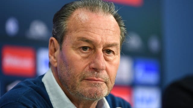 Trainer Huub Stevens erhält einen Vertrag bei Schalke 04 bis zum Saisonende. Trainer Huub Stevens erhält einen Vertrag bei Schalke 04 bis zum Saisonende.