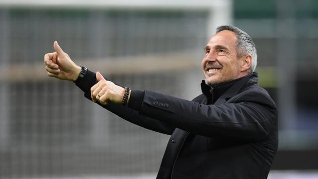 Frankfurts Trainer Adi Hütter trifft mit seinem Team auf Benfica Lissabon.