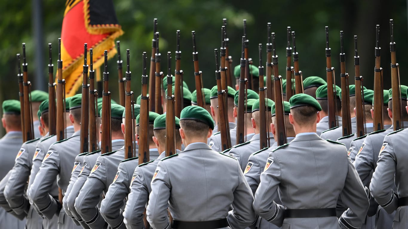 Soldaten der Bundeswehr: Die Armee hat einen sogenannten Reichsbürger suspendiert. (Symbolbild)