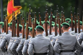 Soldaten der Bundeswehr: Die Armee hat einen sogenannten Reichsbürger suspendiert. (Symbolbild)