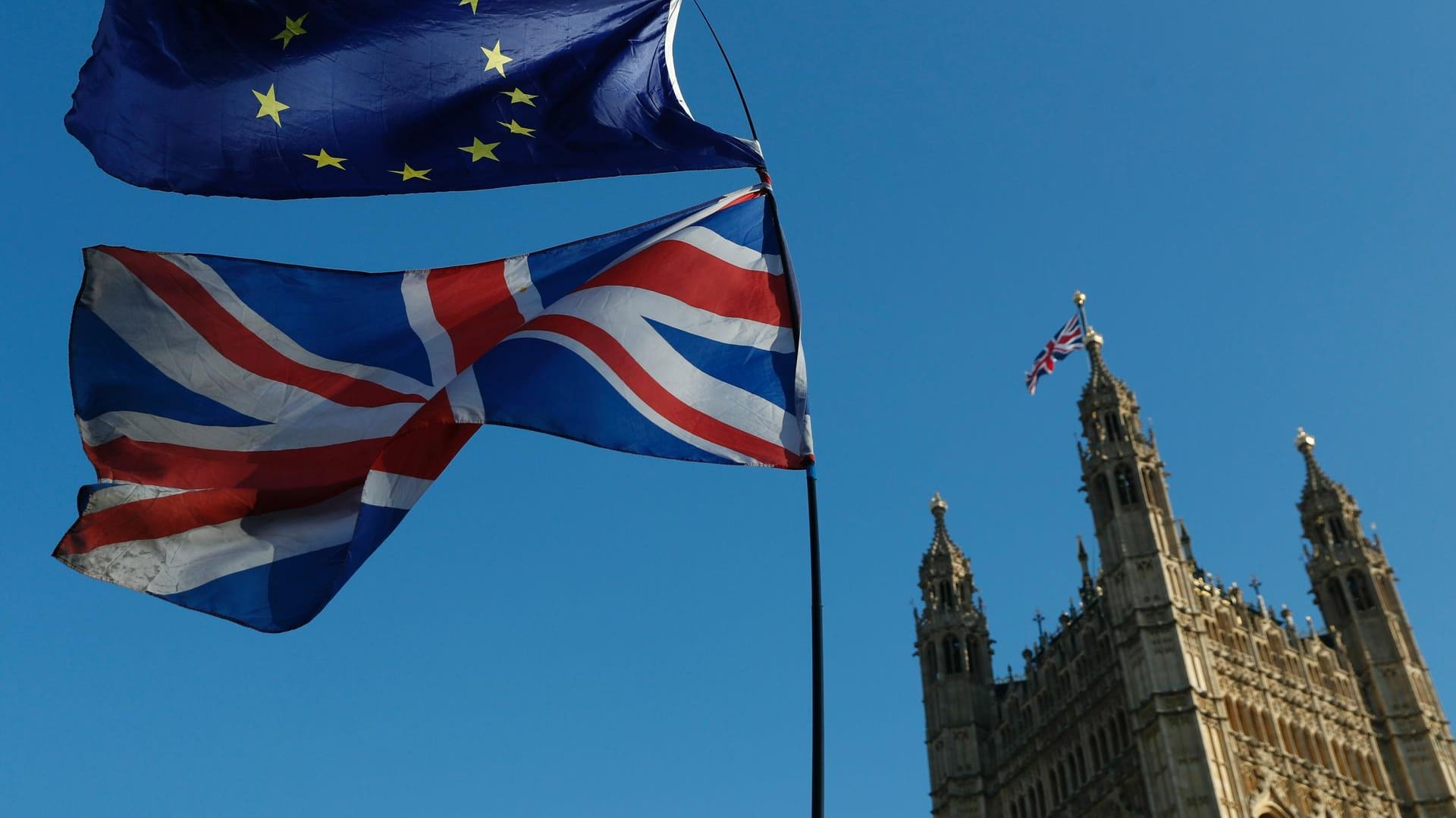 EU-Flagge und Unionjack vor dem britischen Parlament: Am Donnerstag entscheidet die EU über eine Brexit-Verschiebung. (Symbolfoto)