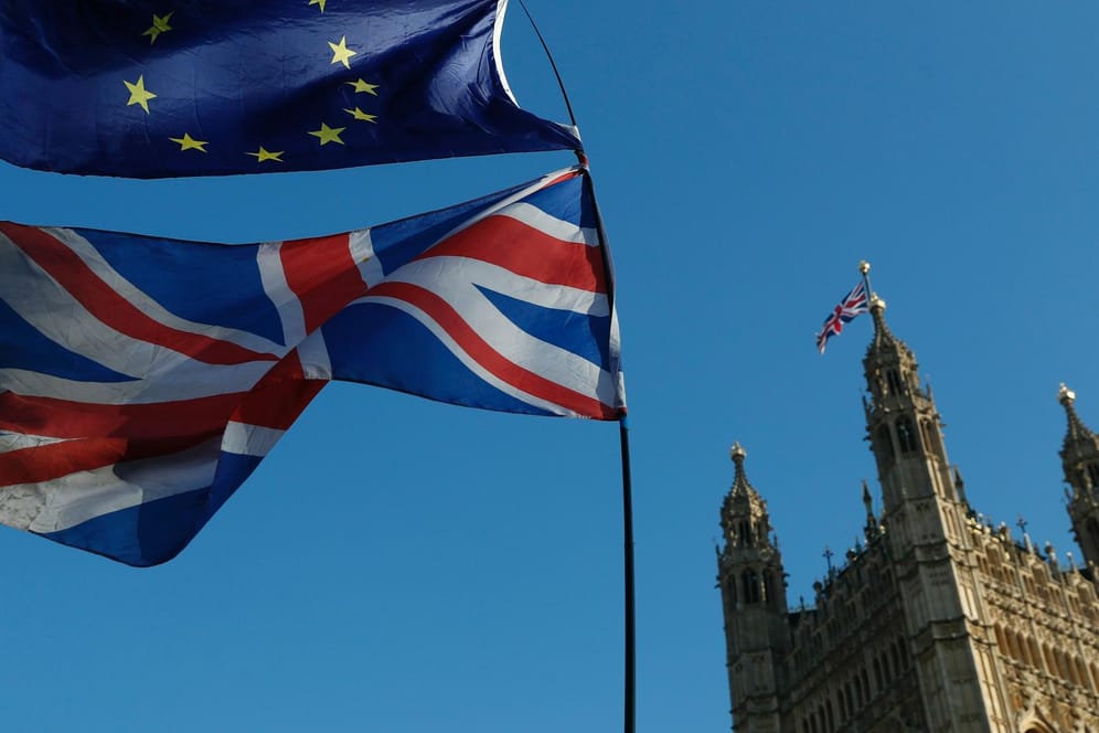 EU-Flagge und Unionjack vor dem britischen Parlament: Am Donnerstag entscheidet die EU über eine Brexit-Verschiebung. (Symbolfoto)