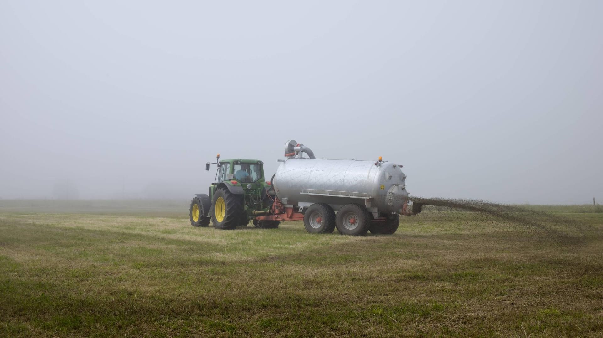 Gülle-Anhänger auf einem Feld (Symbolbild): Der Mann war am Dienstag bei Arbeiten in dem noch mit Gülleresten gefüllten Anhänger durch gefährliche Gase ohnmächtig geworden.