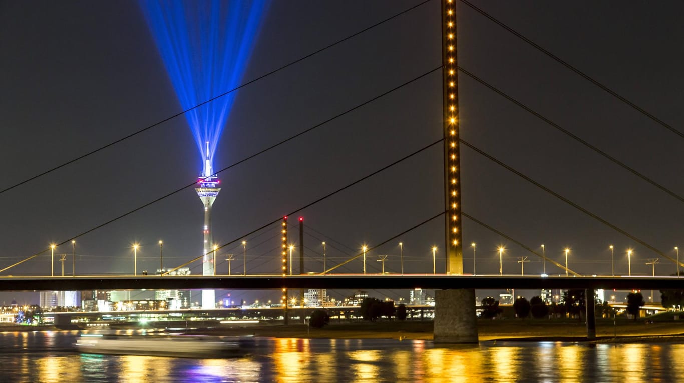 Die Oberkassler Brücke in Düsseldorf bei Nacht (Symbolbild): Wie die Polizei mitteilte, zeigte sich der 20-Jährige zudem wenig einsichtig.
