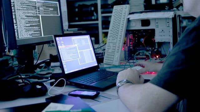 Gegner des Vorschlages befürchten, dass eine Online-Durchsuchung durch den Verfassungsschutz zu unmäßigen Eingriffen in die Privatsphäre von Bürgern führen könnte. Gegner des Vorschlages befürchten, dass eine Online-Durchsuchung durch den Verfassungsschutz zu unmäßigen Eingriffen in die Privatsphäre von Bürgern führen könnte.