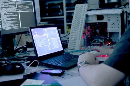 Gegner des Vorschlages befürchten, dass eine Online-Durchsuchung durch den Verfassungsschutz zu unmäßigen Eingriffen in die Privatsphäre von Bürgern führen könnte.