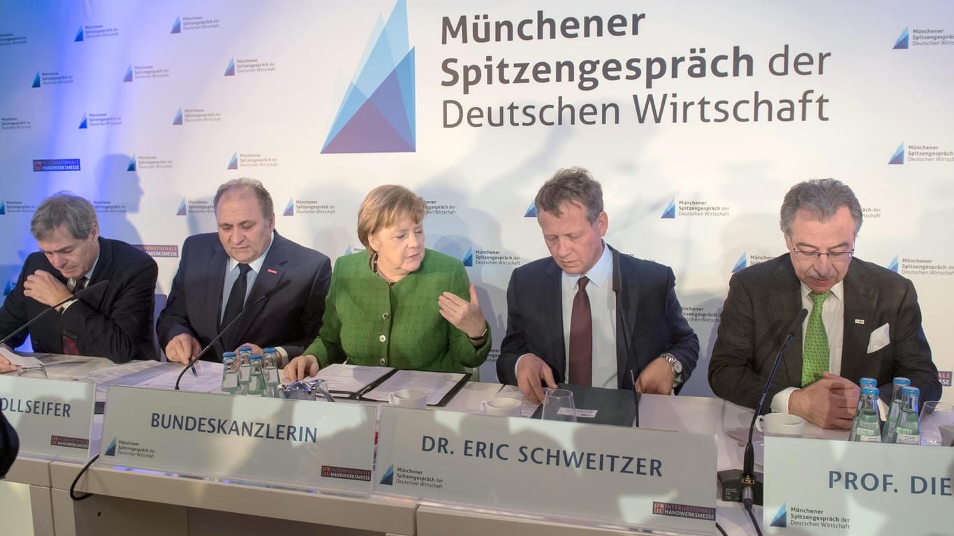 Merkel und Wirtschaftsvertreter in München: Die Kanzlerin gelobte Besserung ihrer Regierung.