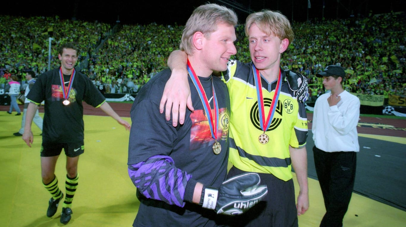 Torwart Wolfgang de Beer (M.) und Jörg Heinrich (re.) nach dem Gewinn der Champions League im Mai 1997 im Münchner Olympiastadion.