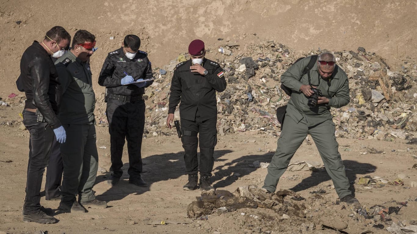Polizei-Spezialisten betrachten ein Massengrab im Irak (Symbolbild): In den nach 2014 vom IS kontrollierten Gebieten im Norden und Zentrum werden mehr als 200 Massengräber vermutet.