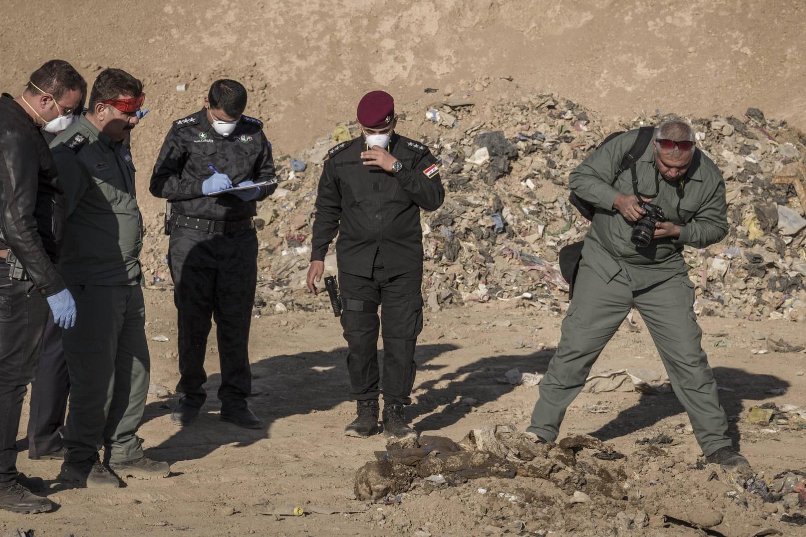 Polizei-Spezialisten betrachten ein Massengrab im Irak (Symbolbild): In den nach 2014 vom IS kontrollierten Gebieten im Norden und Zentrum werden mehr als 200 Massengräber vermutet.