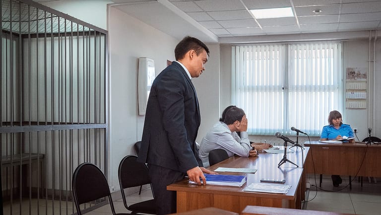 Rechtsanwalt Svyatoslav Khromenkov vertritt seine Schwester vorm Bezirksgericht. Aus Angst vor Ausgrenzung hatte der Beschuldigte seine HIV-Infektion verschwiegen.