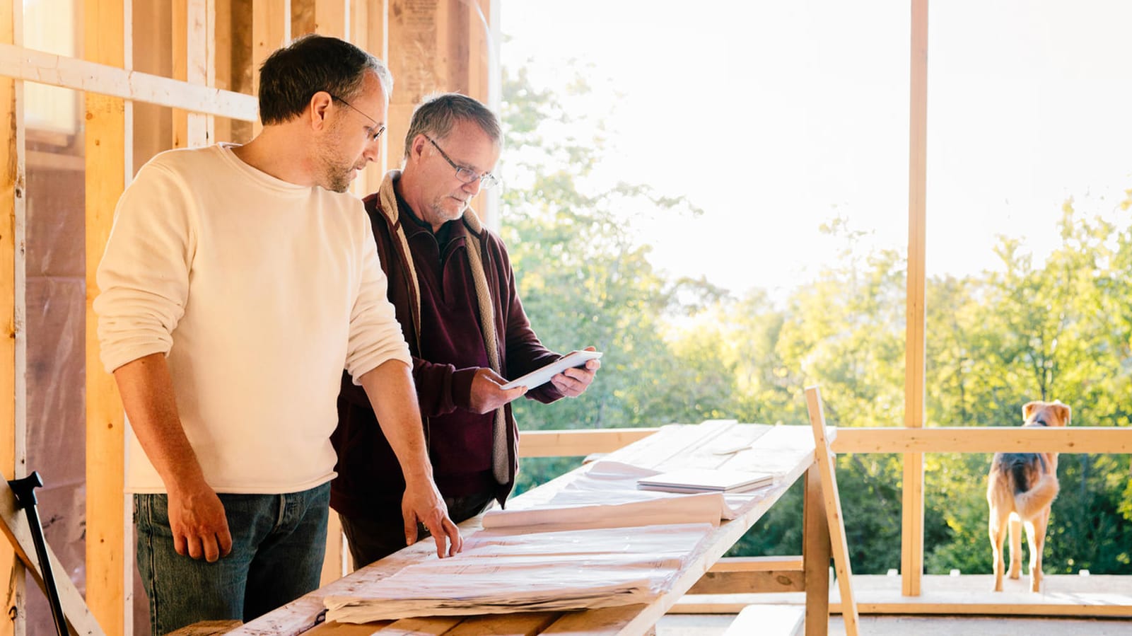 Bauherr und Architekt: Die Bautätigkeit nimmt im Frühjahr wieder zu.