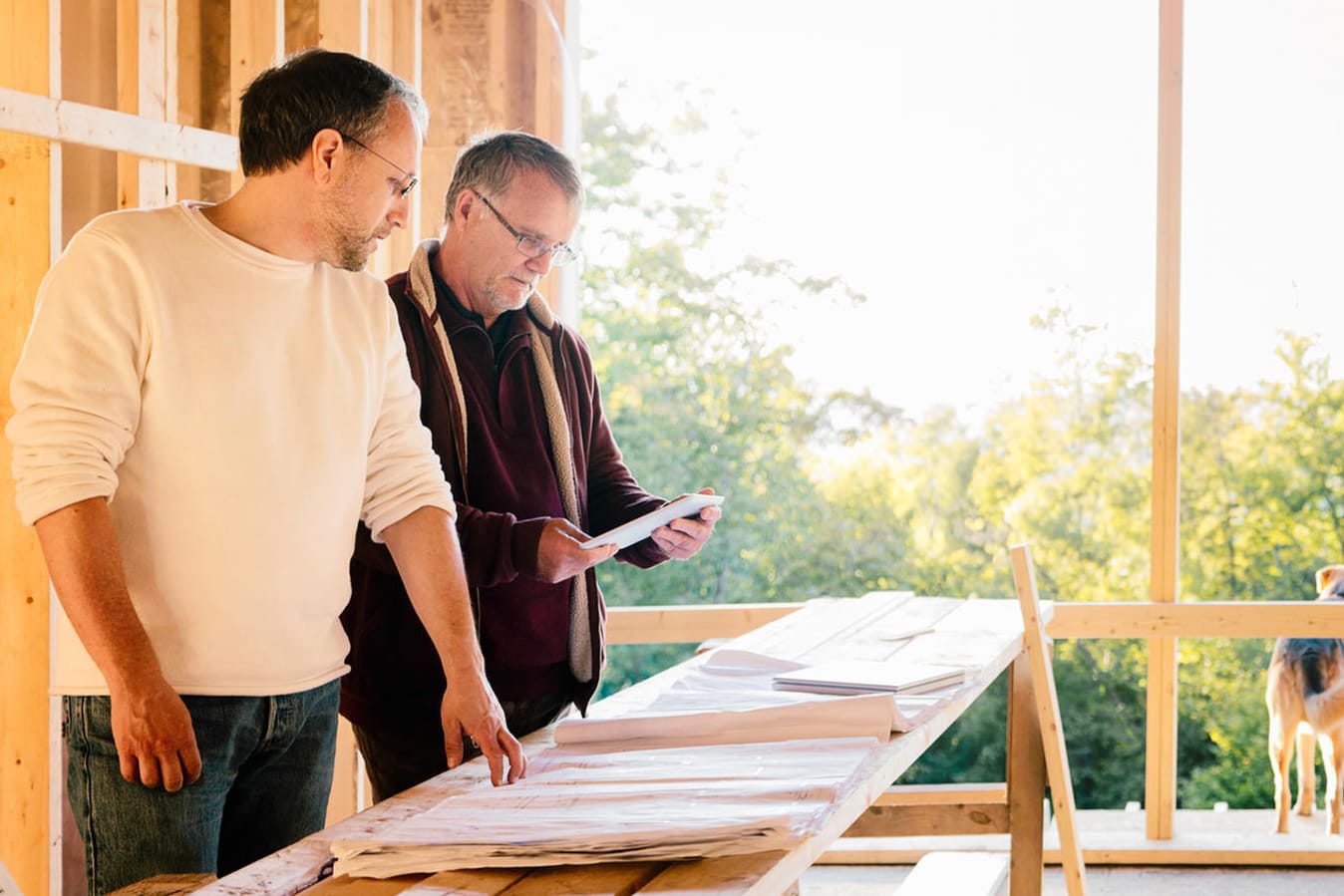 Bauherr und Architekt: Die Bautätigkeit nimmt im Frühjahr wieder zu.