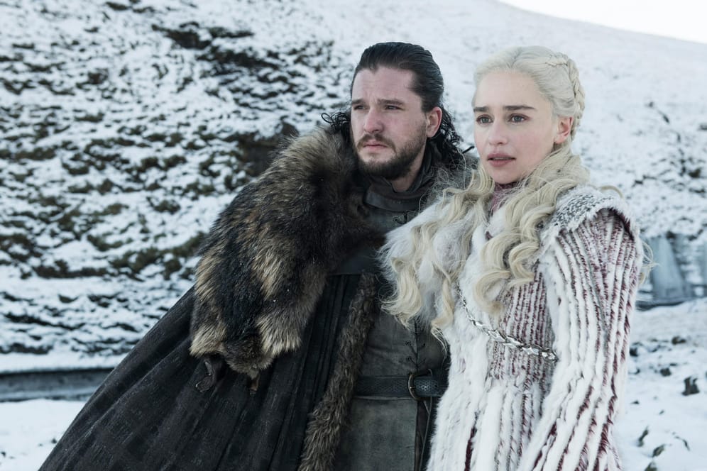 Daenerys Targaryen und Jon Schnee: Die beiden finden im Staffelfinale der siebten Staffel zueinander und haben Sex. Noch wissen Sie nicht, dass Dany eigentlich Jons Tante ist.