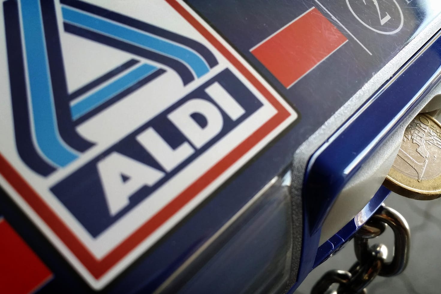 Einkaufswagen bei Aldi: Sowohl Aldi Nord als auch Aldi Süd rufen verkaufte Einsprodukte zurück.