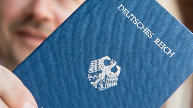 Sogenannte Reichsbürger/Selbstverwalter erkennen die Bundesrepublik Deutschland nicht als Staat an. Sogenannte Reichsbürger/Selbstverwalter erkennen die Bundesrepublik Deutschland nicht als Staat an.