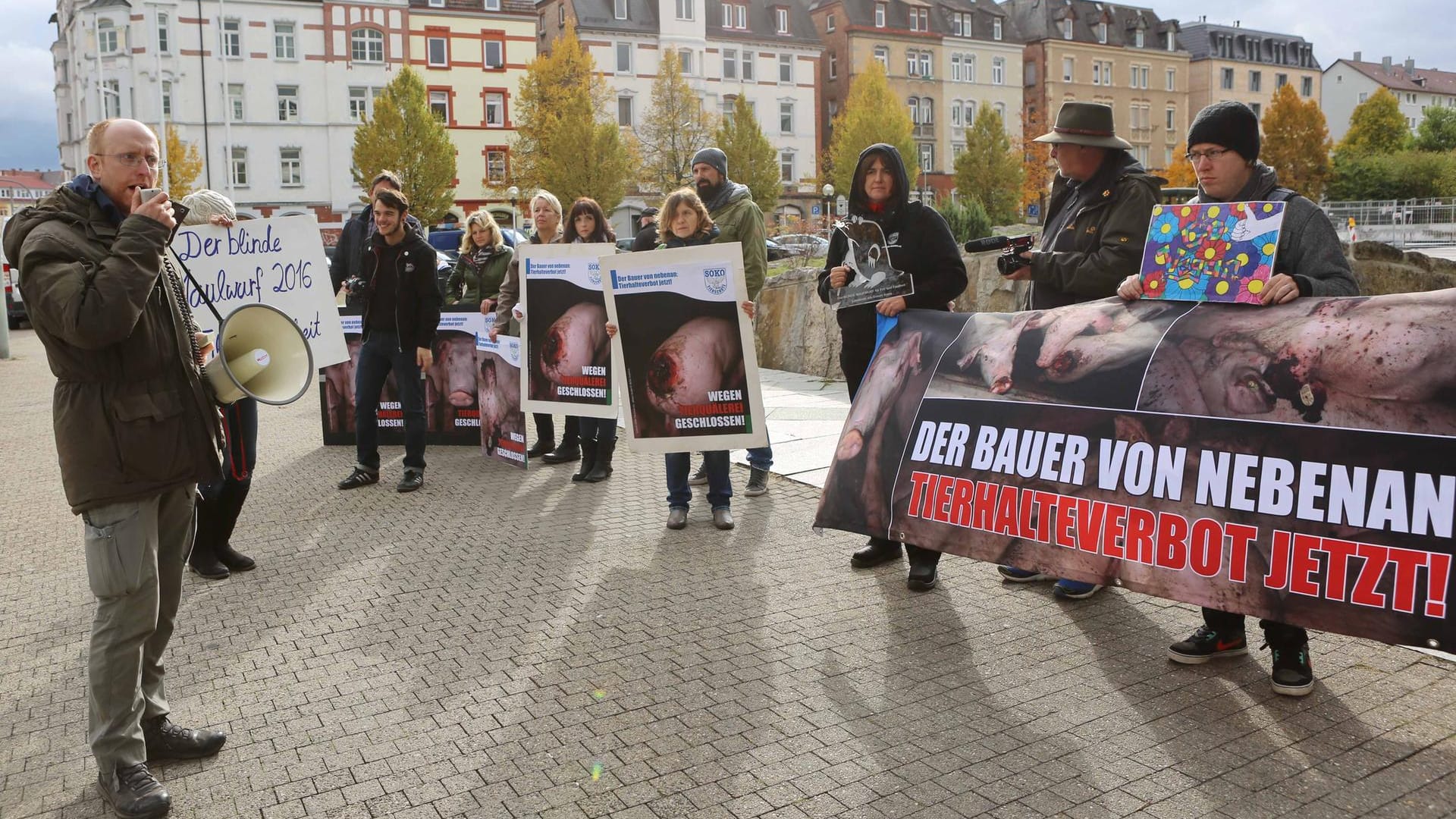 Tierschützer demonstrieren in Ulm: Ein Schweinehalter ist dort wegen Tierquälerei zu drei Jahren Gefängnis verurteilt worden.