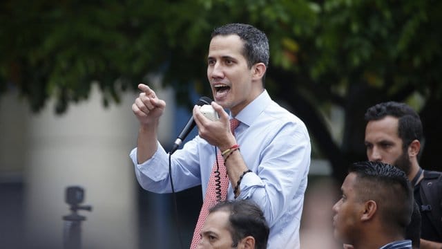 "Wir organisieren uns, um diese Tragödie hinter uns zu lassen und die illegale Machtübernahme zu beenden", sagt Guaidó. "Wir organisieren uns, um diese Tragödie hinter uns zu lassen und die illegale Machtübernahme zu beenden", sagt Guaidó.