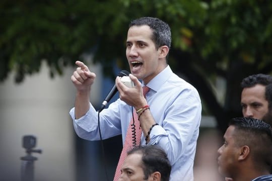 "Wir organisieren uns, um diese Tragödie hinter uns zu lassen und die illegale Machtübernahme zu beenden", sagt Guaidó.