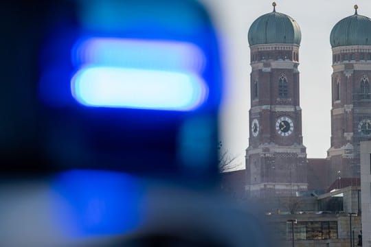 Weitere acht Beamte des selben Einsatzzugs und wurden wegen ihrer Äußerungen in dem Chat aus ihren Einheiten genommen.