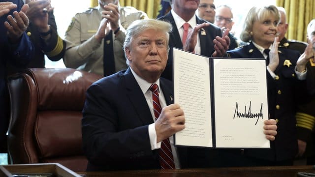 Um Trumps Veto zu überstimmen, wäre in beiden Kongresskammern nun eine Zweidrittelmehrheit notwendig. Um Trumps Veto zu überstimmen, wäre in beiden Kongresskammern nun eine Zweidrittelmehrheit notwendig.