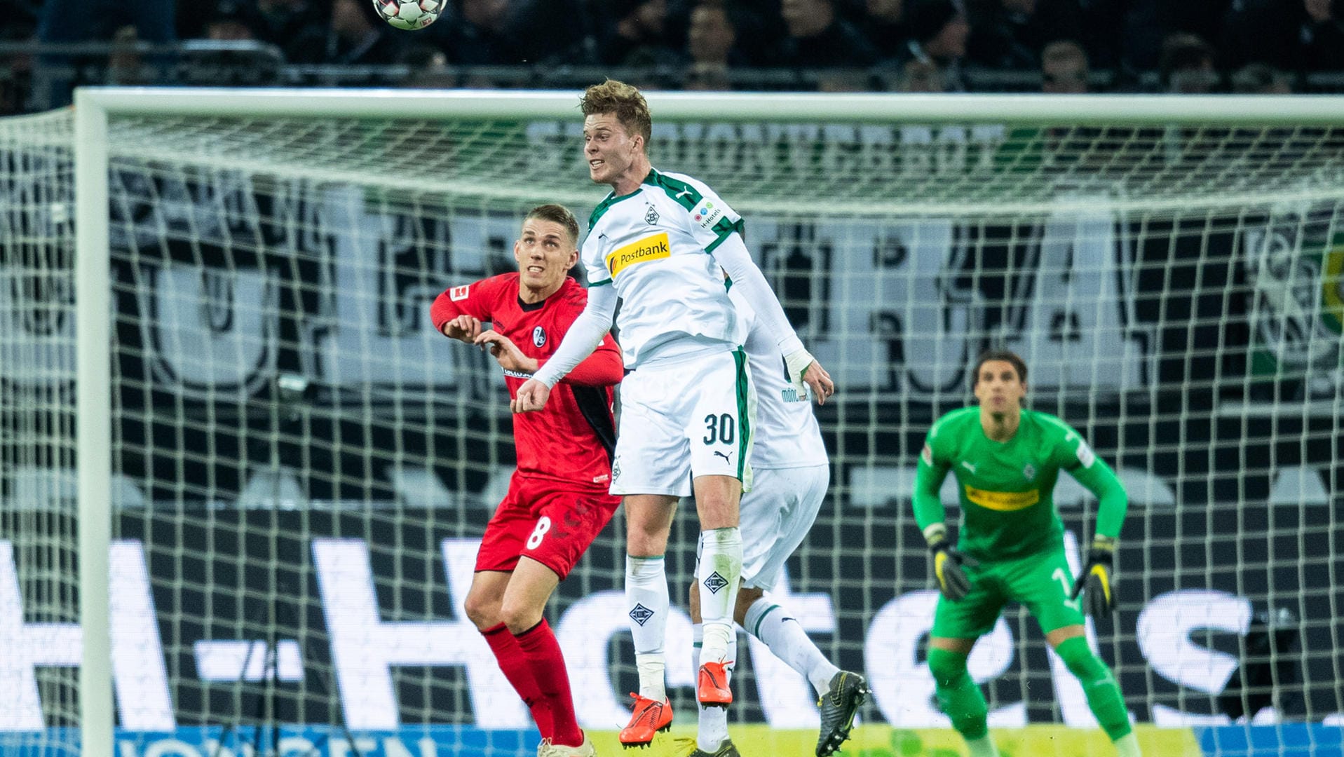 Stellvertretend für eine intensive Partie: Gladbachs Nico Elvedi (M.) im Zweikampf mit dem Freiburger Nils Petersen. Stellvertretend für eine intensive Partie: Gladbachs Nico Elvedi (M.) im Zweikampf mit dem Freiburger Nils Petersen.
