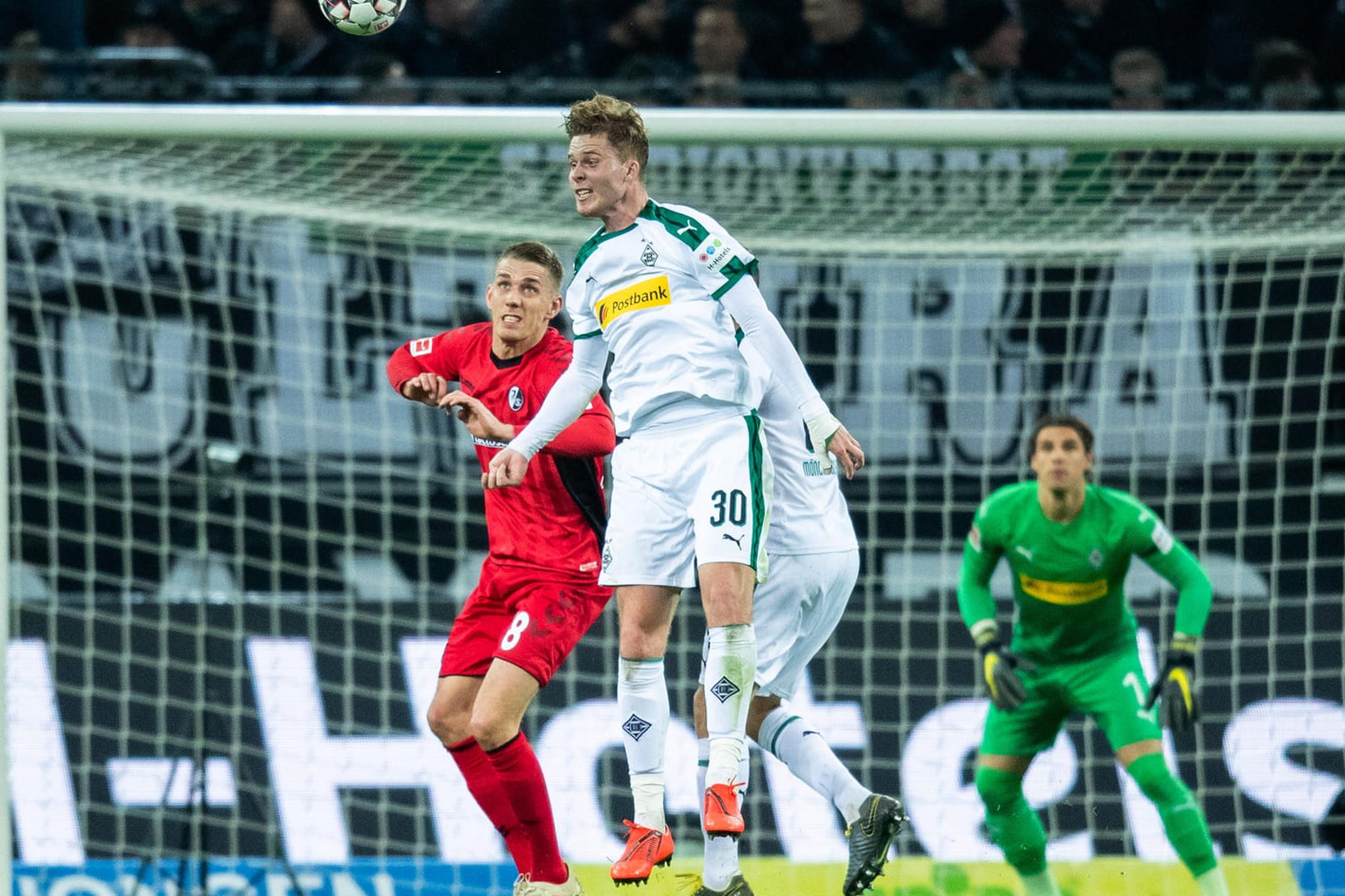 Stellvertretend für eine intensive Partie: Gladbachs Nico Elvedi (M.) im Zweikampf mit dem Freiburger Nils Petersen.