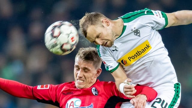 Freiburgs Nils Petersen (l) im Kopfballduell mit dem Gladbacher Tony Jantschke. Freiburgs Nils Petersen (l) im Kopfballduell mit dem Gladbacher Tony Jantschke.