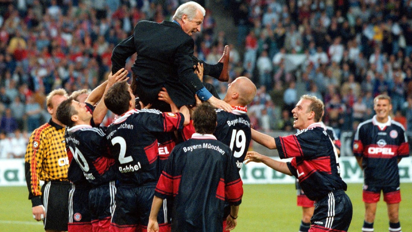 Der "Maestro": Trapattoni wird 1998 von den Bayern-Spielern verabschiedet.