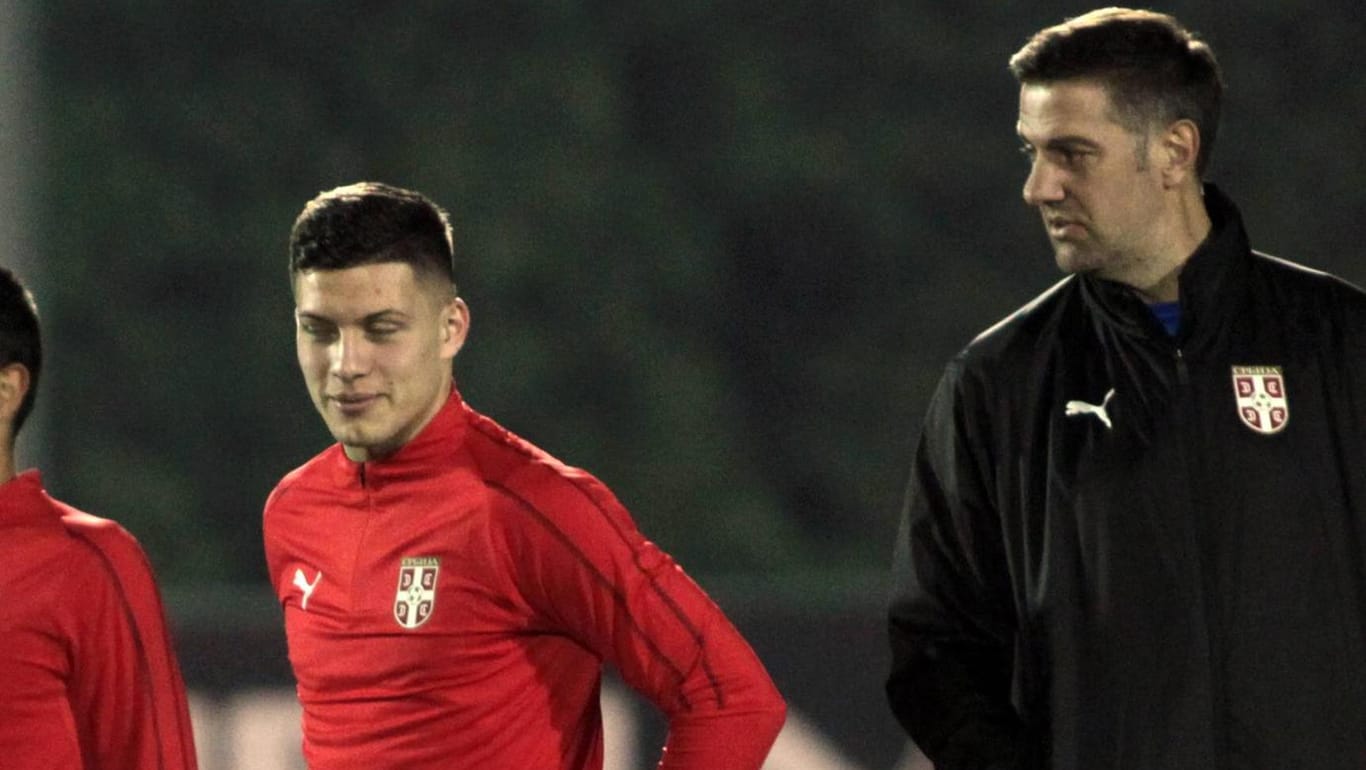 Top-Stürmer: Luka Jovic (li.) im Training mit Serbiens Nationalmannschaft und Trainer Krstajic.