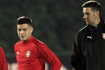 Top-Stürmer: Luka Jovic (li.) im Training mit Serbiens Nationalmannschaft und Trainer Krstajic.