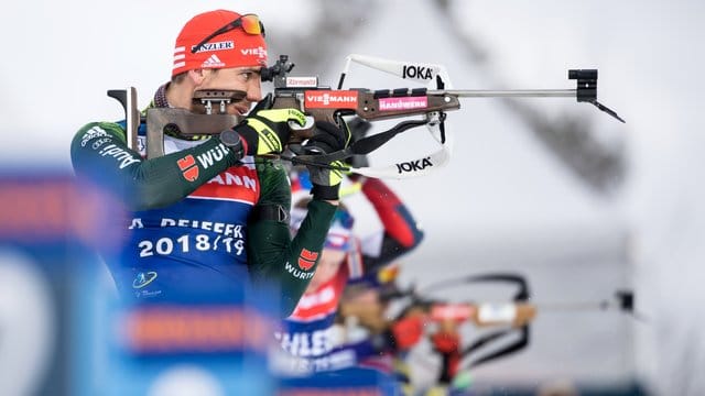 Arnd Peiffer übt am Schießstand für die WM-Staffel.