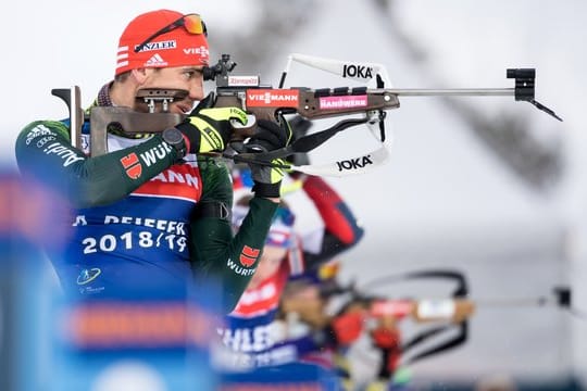 Arnd Peiffer übt am Schießstand für die WM-Staffel.