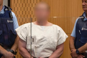 Christchurch: Der mutmaßliche Haupttäter steht mit Handschellen vor einer Anhörung im Bezirksgericht. Nur einen Tag nach den Terroranschlägen auf zwei Moscheen in Christchurch ist der 28-jährige Australier offiziell des Mordes beschuldigt worden.