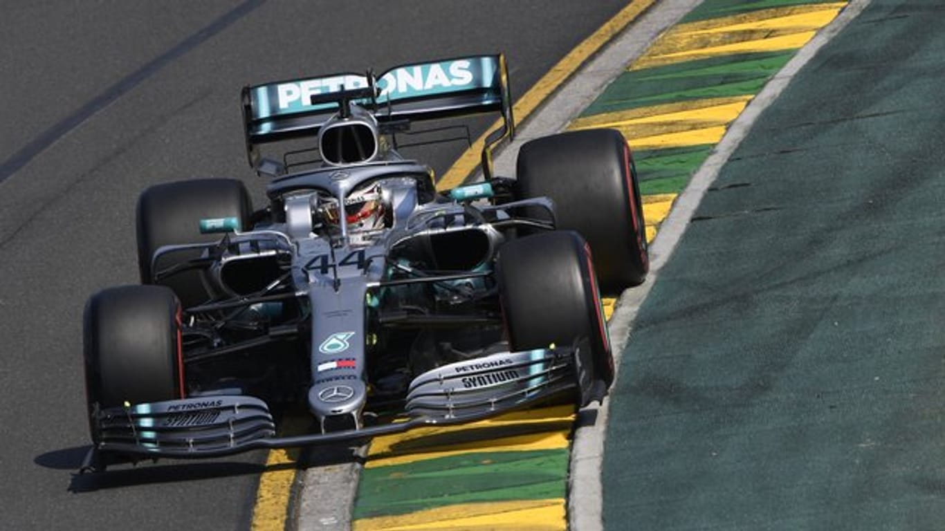 Lewis Hamilton lässt auf der Rennstrecke in Melbourne die Konkurrenten hinter sich.