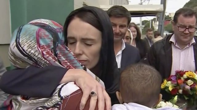 Neuseelands Premierministerin Jacinda Ardern tröstet eine Frau während ihres Besuchs einer Moschee in Wellington.