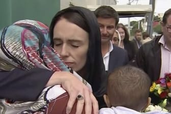 Neuseelands Premierministerin Jacinda Ardern tröstet eine Frau während ihres Besuchs einer Moschee in Wellington.