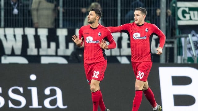 Torschütze Vincenzo Grifo (l) feiert mit seinem Teamkollegen Christian Günter den Treffer gegen Gladbach. Torschütze Vincenzo Grifo (l) feiert mit seinem Teamkollegen Christian Günter den Treffer gegen Gladbach.