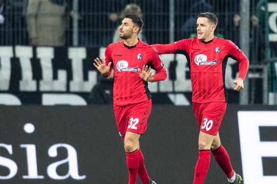 Torschütze Vincenzo Grifo (l) feiert mit seinem Teamkollegen Christian Günter den Treffer gegen Gladbach.