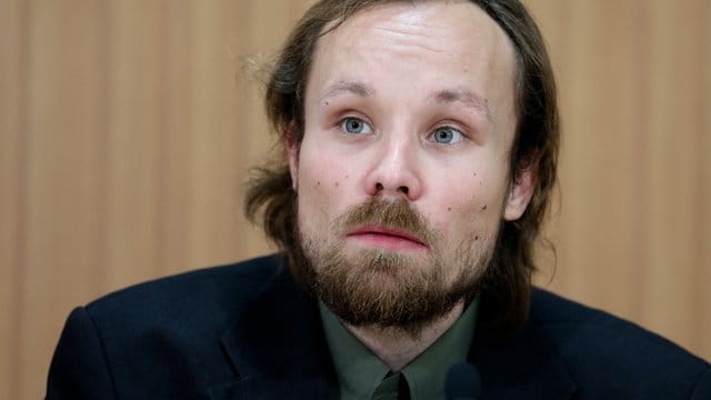 Six soll bei einer Rede von Staatschef Maduro die Sicherheitsbegrenzung überschritten haben. Six soll bei einer Rede von Staatschef Maduro die Sicherheitsbegrenzung überschritten haben.