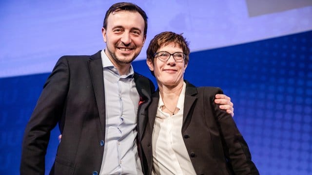 Schulterschluss: CDU-Chefin Annegret Kramp-Karrenbauer neben ihrem Generalsekretär Paul Ziemiak beim Deutschlandtag der Jungen Union. Schulterschluss: CDU-Chefin Annegret Kramp-Karrenbauer neben ihrem Generalsekretär Paul Ziemiak beim Deutschlandtag der Jungen Union.