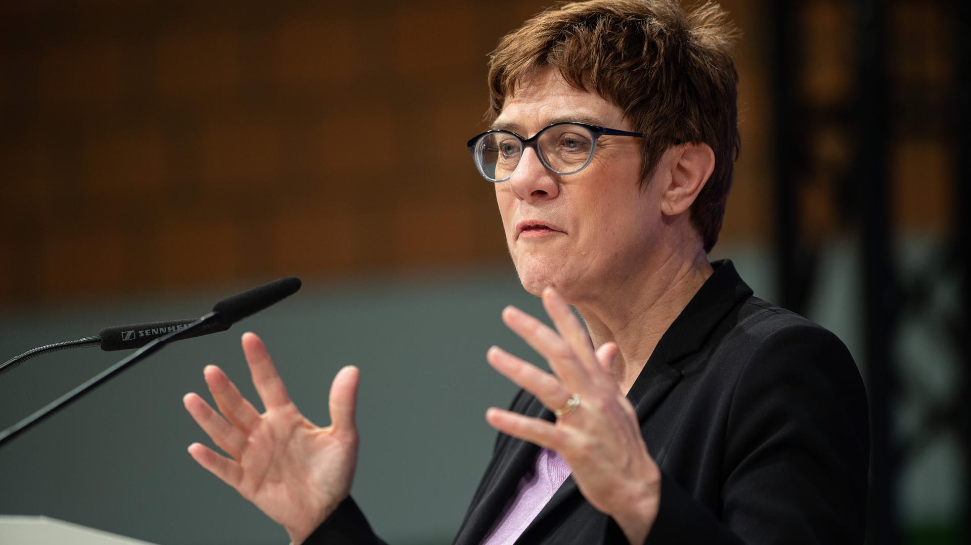 Annegret Kramp-Karrenbauer, spricht als Gastrednerin beim "Politischen Aschermittwoch· der CDU Hessen: Die CDU-Chefin kündigt wegen der trübenden Konjunkturaussichten an, die Koalition vielleicht früher intern zu überprüfen als geplant.