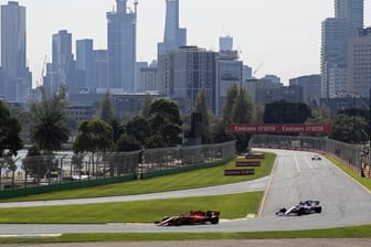 Formel-1-Autos fahren auf dem Albert Park Grand Prix Circuit.